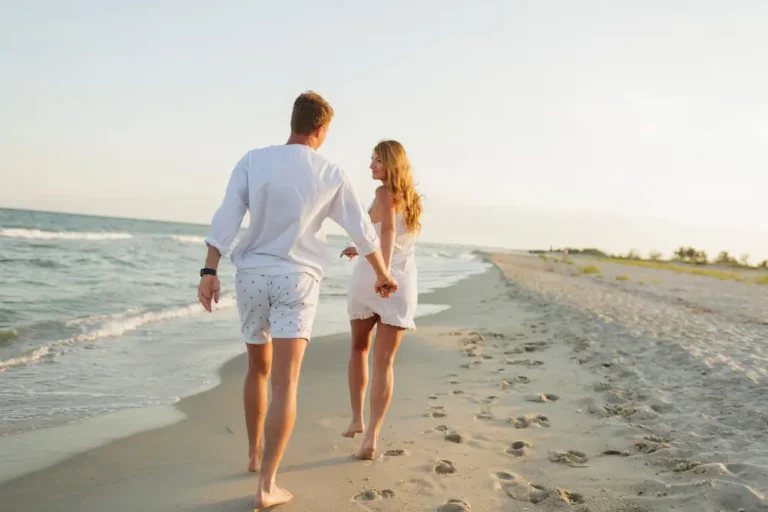 Pareja disfrutando su luna de miel en la playa en 2025